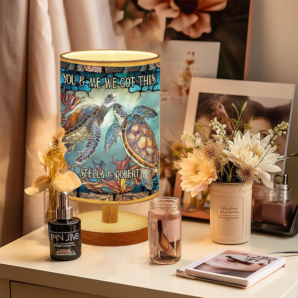 Du & Ich – Personalisierte Schildkröten-Tischleuchte mit Holzsockel