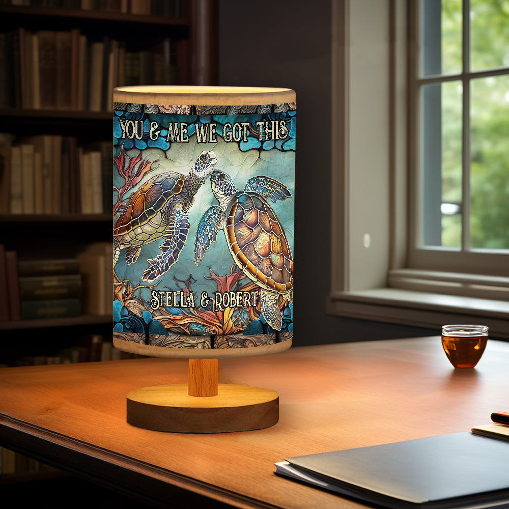 Du & Ich – Personalisierte Schildkröten-Tischleuchte mit Holzsockel