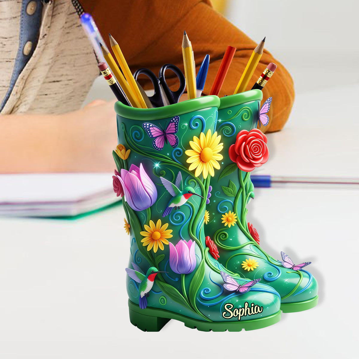 Gartenstiefel mit Blumenmuster – Personalisierter Stifthalter aus Holz für den Garten
