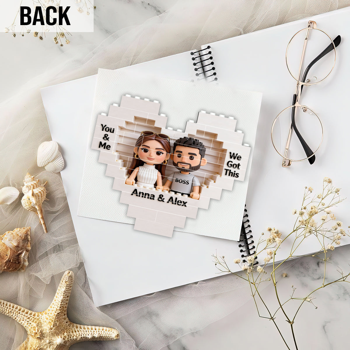 Gemeinsam bauen wir ein Leben, das wir lieben – personalisierte Herz-Bausteine ​​für Paare, beidseitig bedruckt.