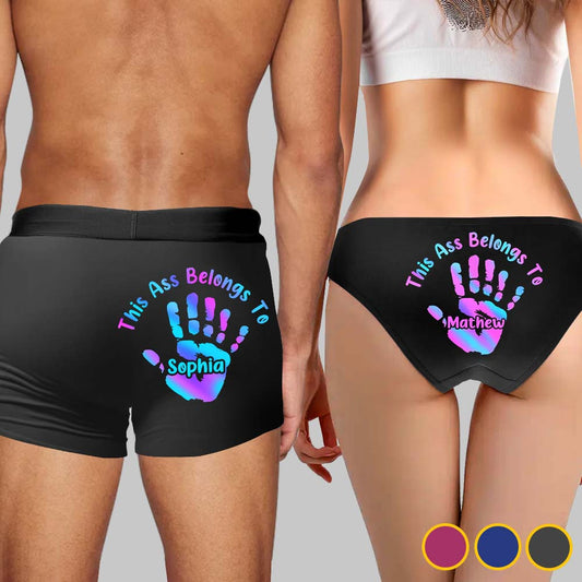 Dieses Geschenk „Der Arsch ist vergeben“ ist für Sie oder Ihn geeignet – personalisierte Damen-Slips und Herren-Boxershorts für Paare