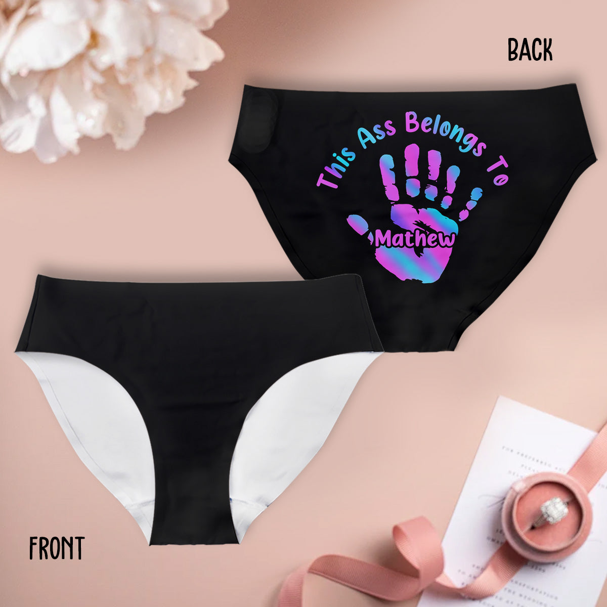 Dieses Geschenk „Der Arsch ist vergeben“ ist für Sie oder Ihn geeignet – personalisierte Damen-Slips und Herren-Boxershorts für Paare