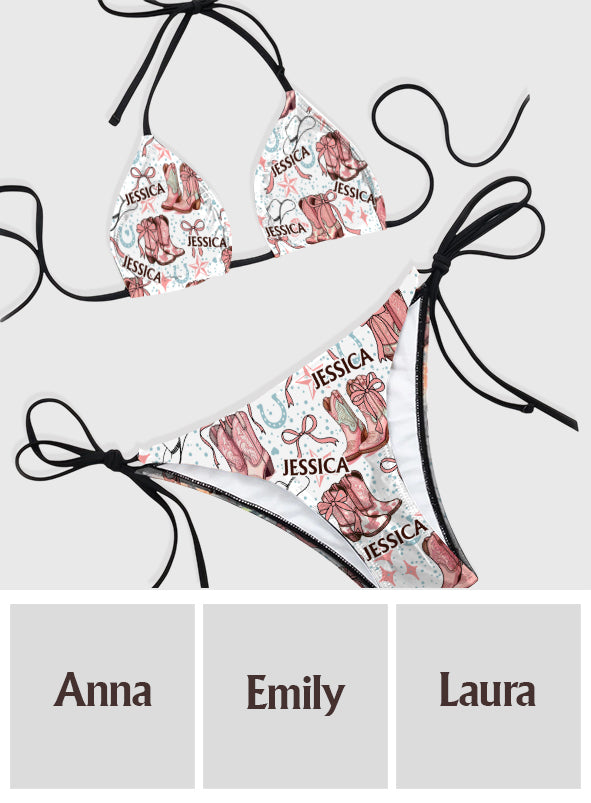 Kokette Cowgirl-Stiefel und Schleifen – personalisierter Triangel-Bikini im Cowgirl-Stil