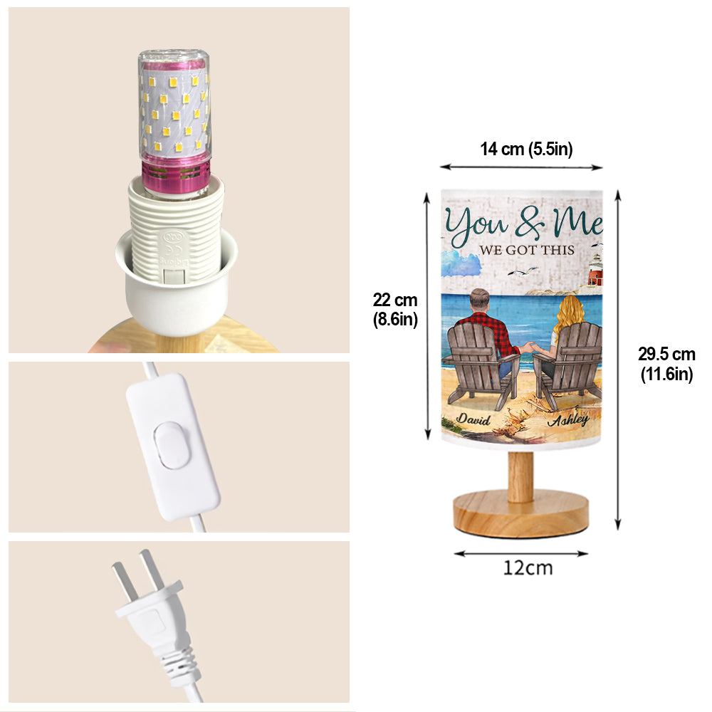 „Du und ich, wir schaffen das“ – Personalisierte Tischleuchte für Paare mit Holzfuß