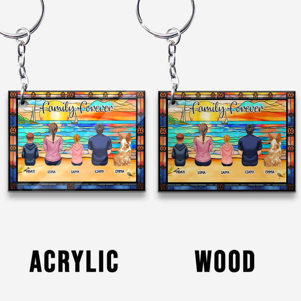 Familie genießt den Blick aufs Meer – personalisierter Familien-Schlüsselanhänger