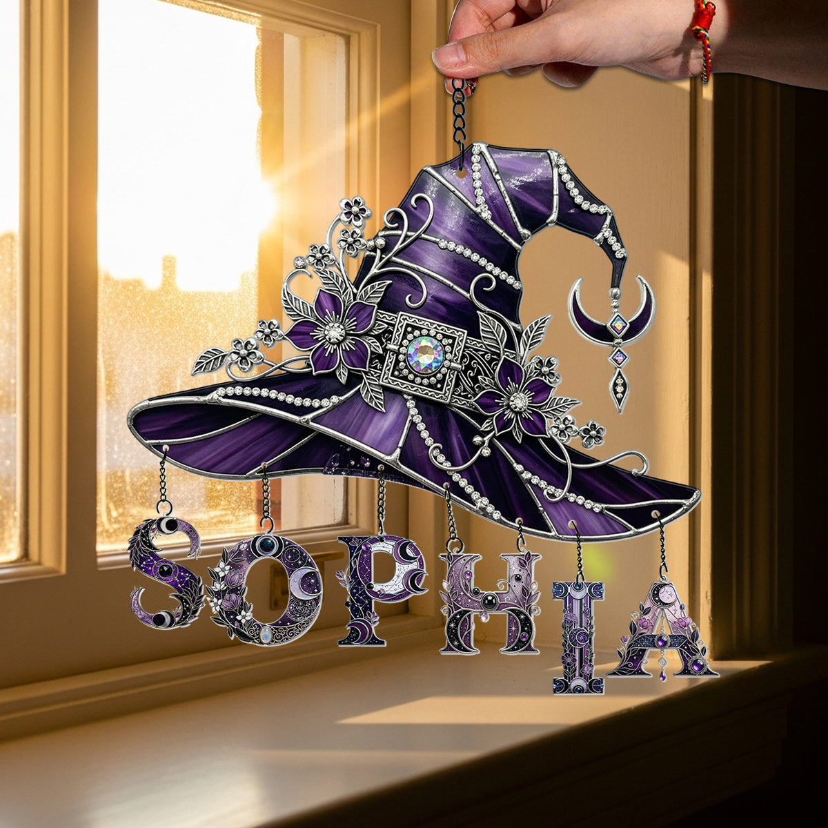 Blumenmuster mit Hut – Personalisierter Hexen-Fensterhänger mit individuellen Anhängern