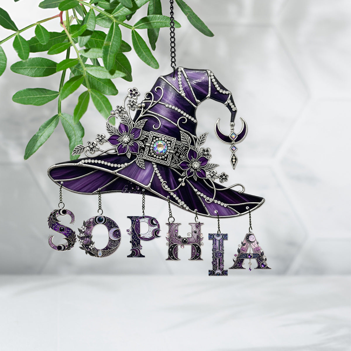 Blumenmuster mit Hut – Personalisierter Hexen-Fensterhänger mit individuellen Anhängern