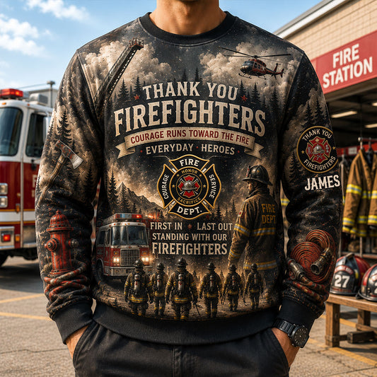 Feuerwehrleute stehen mit Kanada - Personalisierte Feuerwehr All Over Shirt