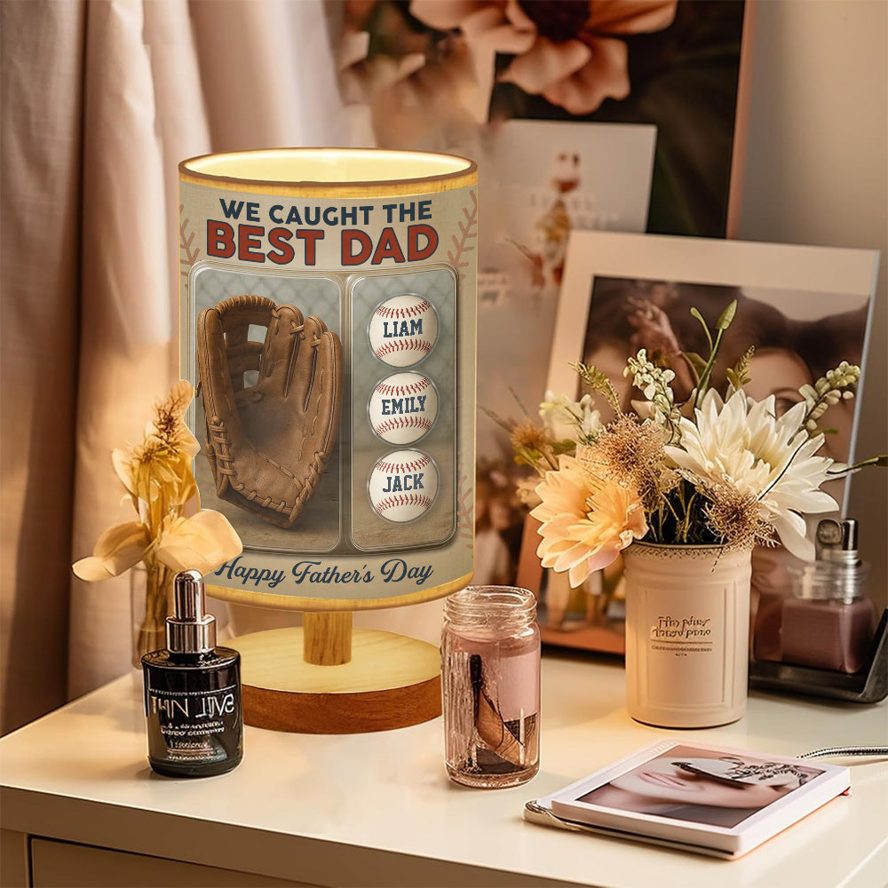 Wir haben den besten Papa erwischt – personalisierte Baseball-Tischlampe mit Holzsockel