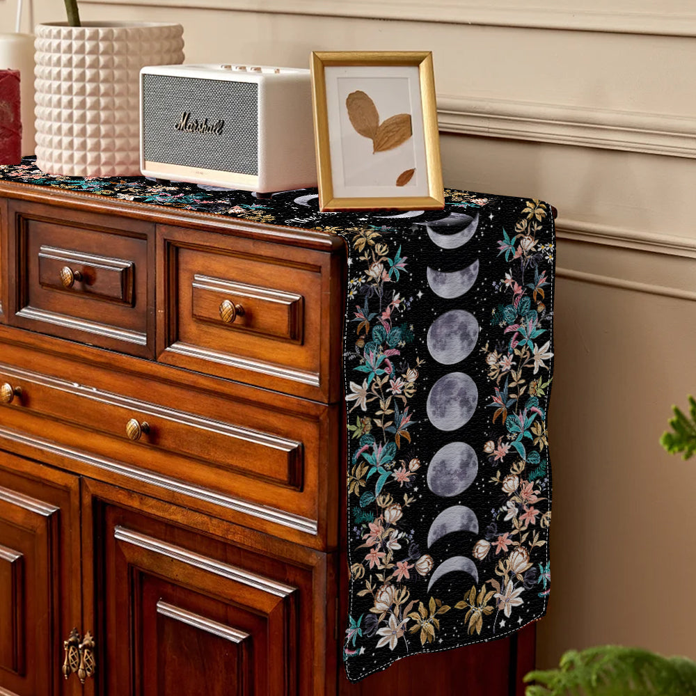 Floral Moon – Personalisierter Tischläufer im Hexenstil