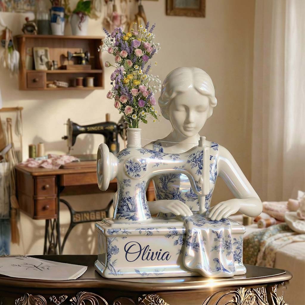 Toile-de-Jouy-Motiv: Vintage-Näherin – personalisierte Acryl-Blumenvase in individueller Form