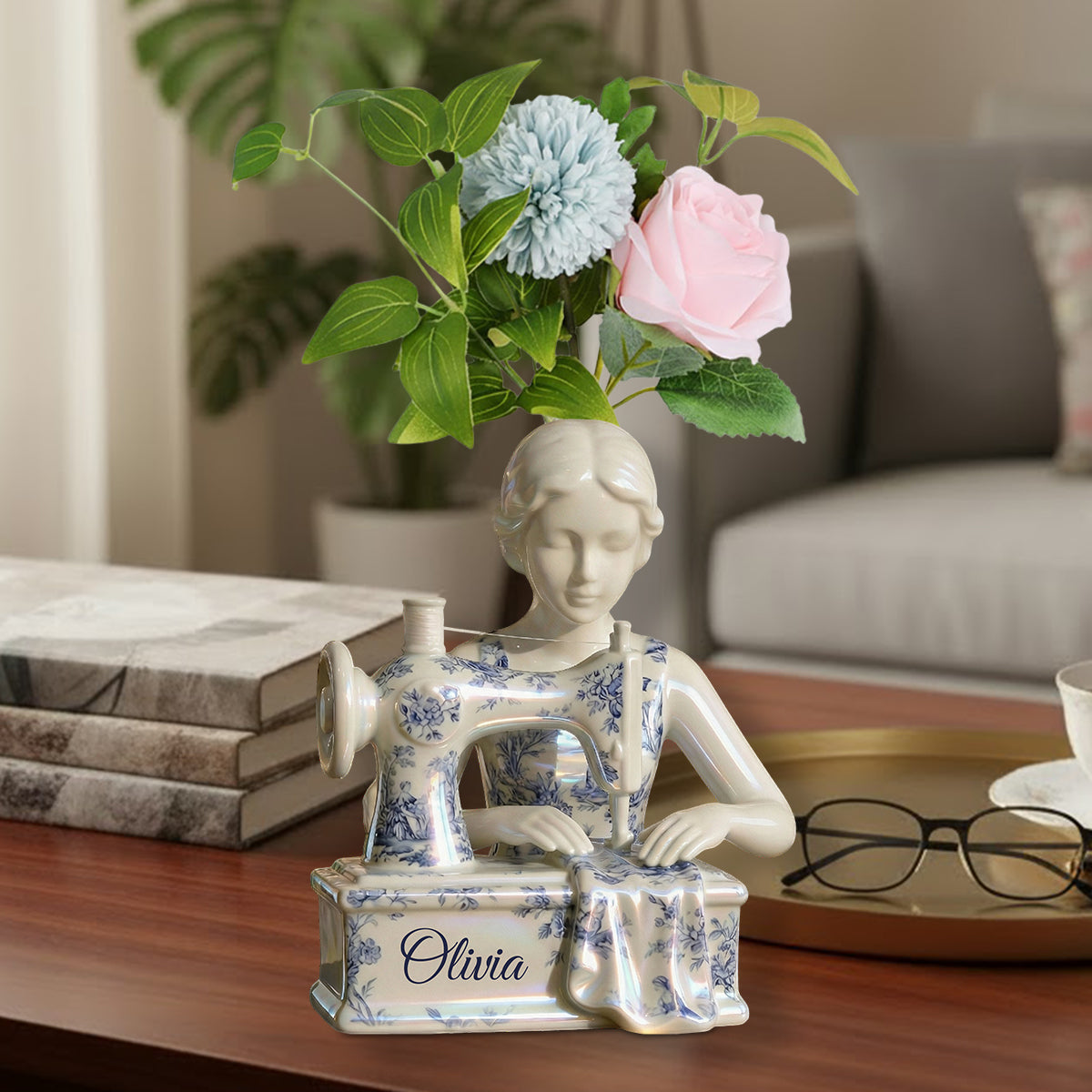 Toile-de-Jouy-Motiv: Vintage-Näherin – personalisierte Acryl-Blumenvase in individueller Form