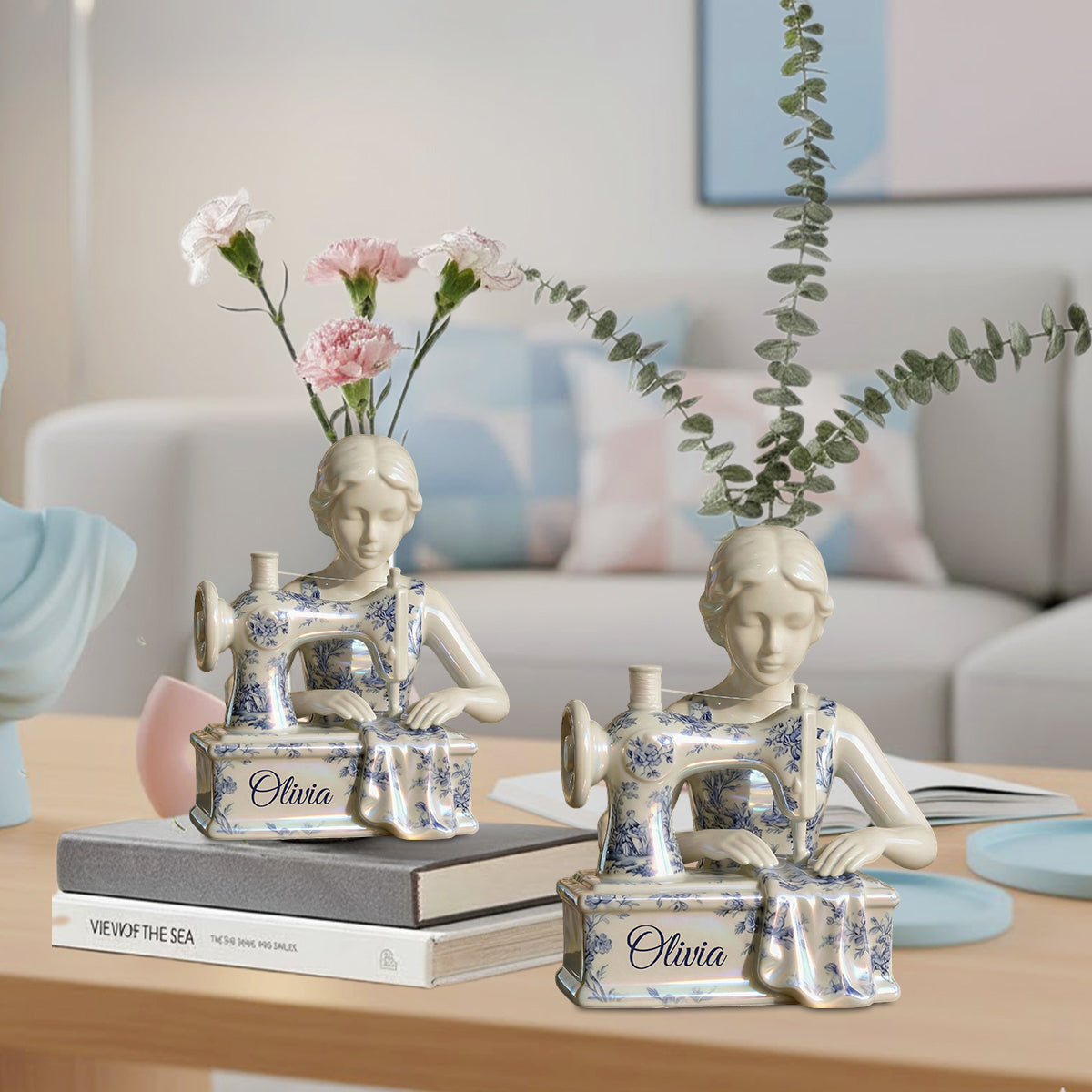 Toile-de-Jouy-Motiv: Vintage-Näherin – personalisierte Acryl-Blumenvase in individueller Form