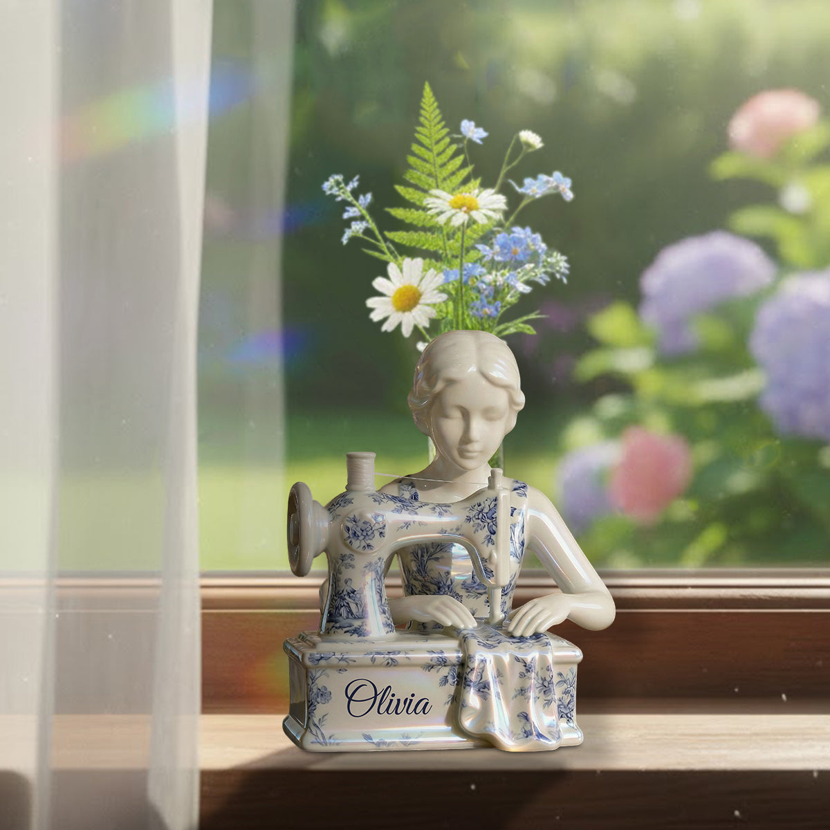 Toile-de-Jouy-Motiv: Vintage-Näherin – personalisierte Acryl-Blumenvase in individueller Form