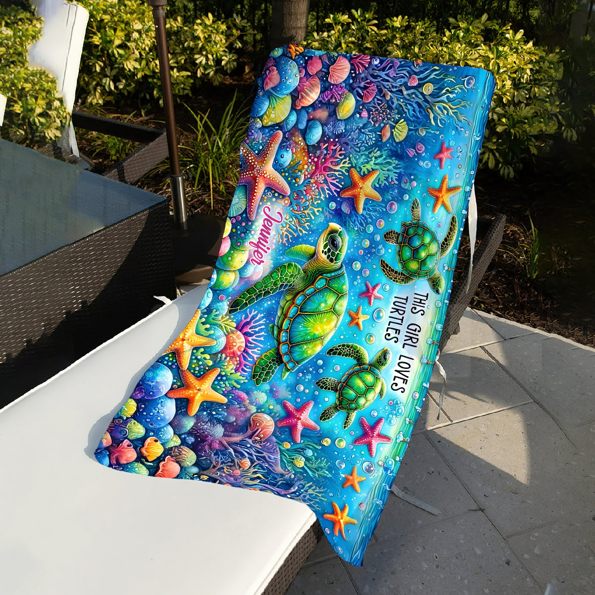 Einfach ein Mädchen, das Schildkröten liebt – personalisiertes, schnelltrocknendes Strandtuch mit Schildkrötenmotiv