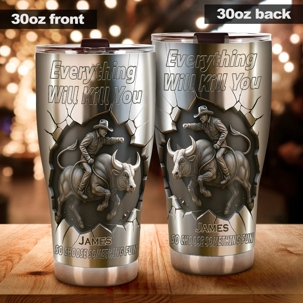 Alles kann dich umbringen, also wähle etwas Lustiges – personalisierter Bullenreit-Trinkbecher