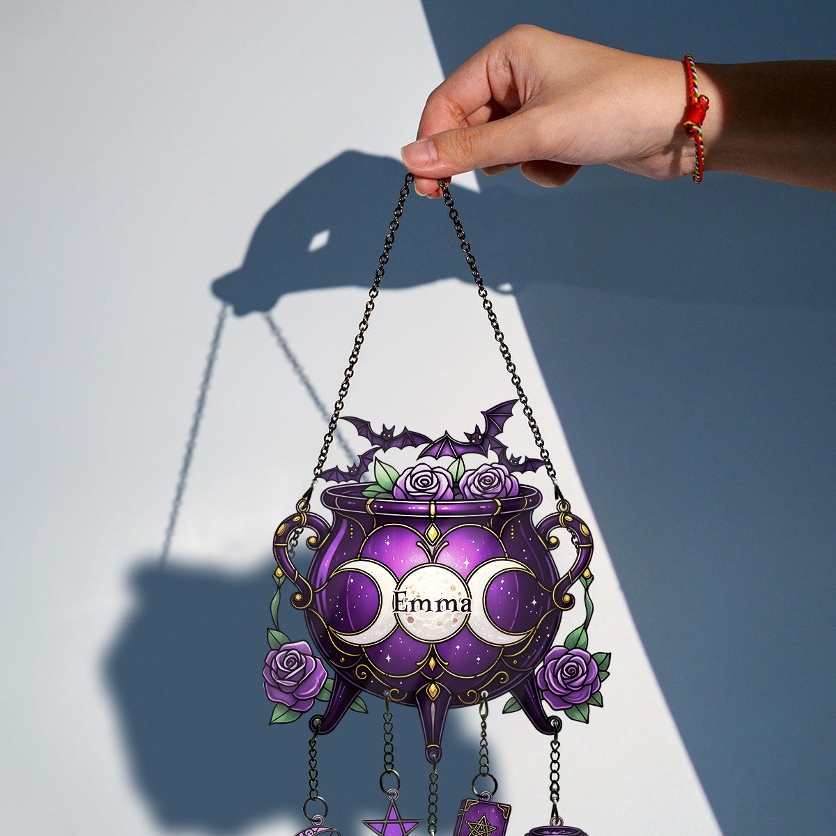 Magisches Hexenwerkzeug – Personalisierter Hexen-Fensterhänger mit Anhängern