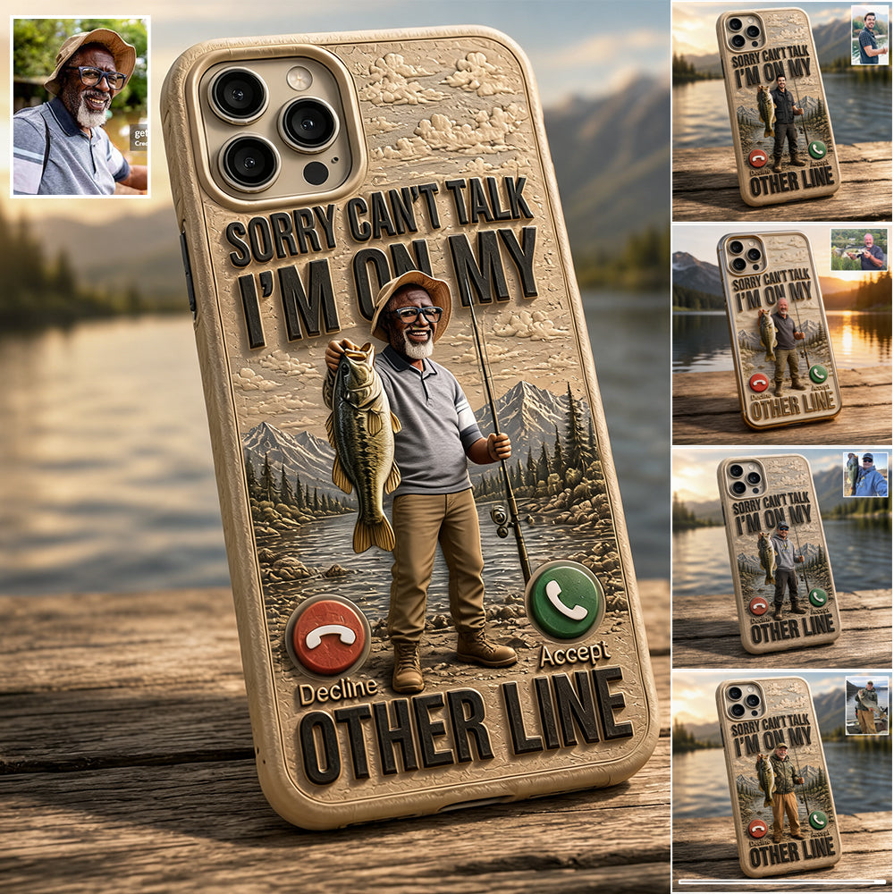 Ich bin an meiner anderen Leitung, Geschenk für Angelliebhaber - Personalisierte 3D-geprägte Leder-Handyhülle
