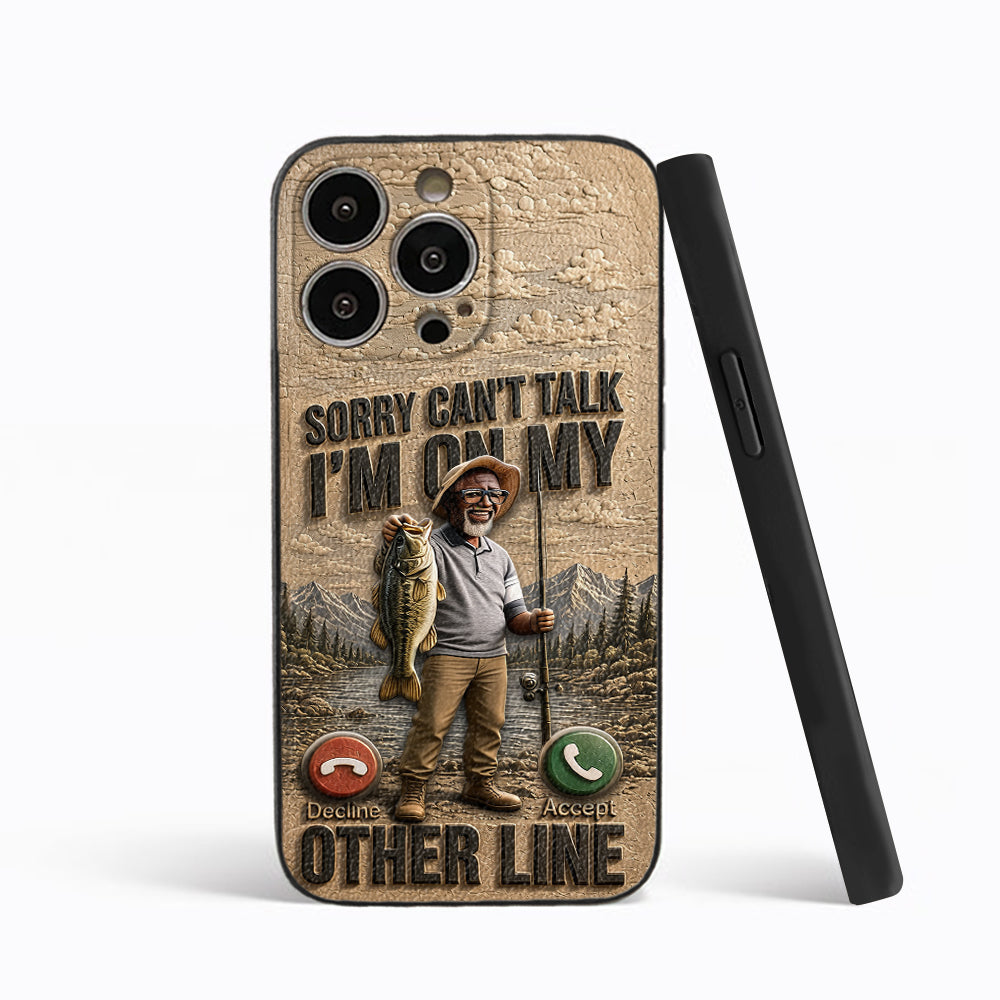 Ich bin an meiner anderen Leitung, Geschenk für Angelliebhaber - Personalisierte 3D-geprägte Leder-Handyhülle