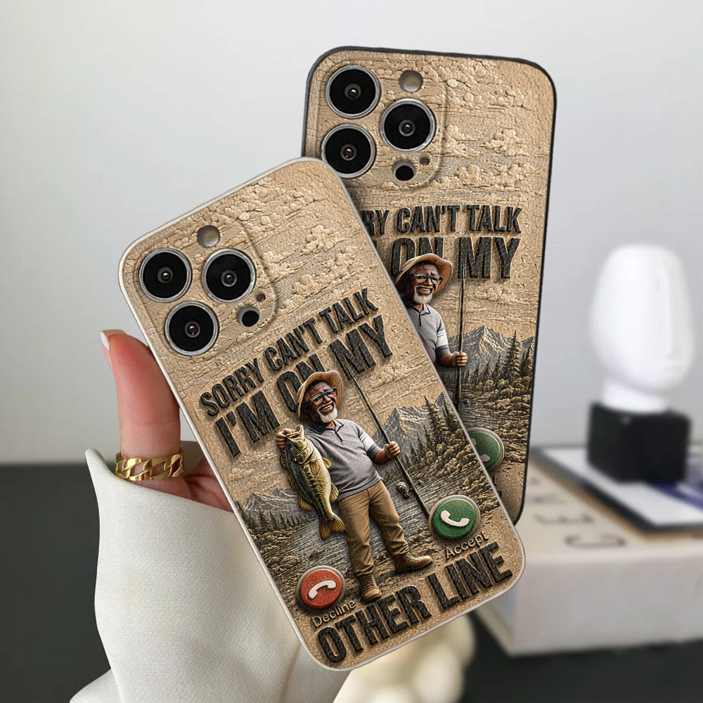 Ich bin an meiner anderen Leitung, Geschenk für Angelliebhaber - Personalisierte 3D-geprägte Leder-Handyhülle