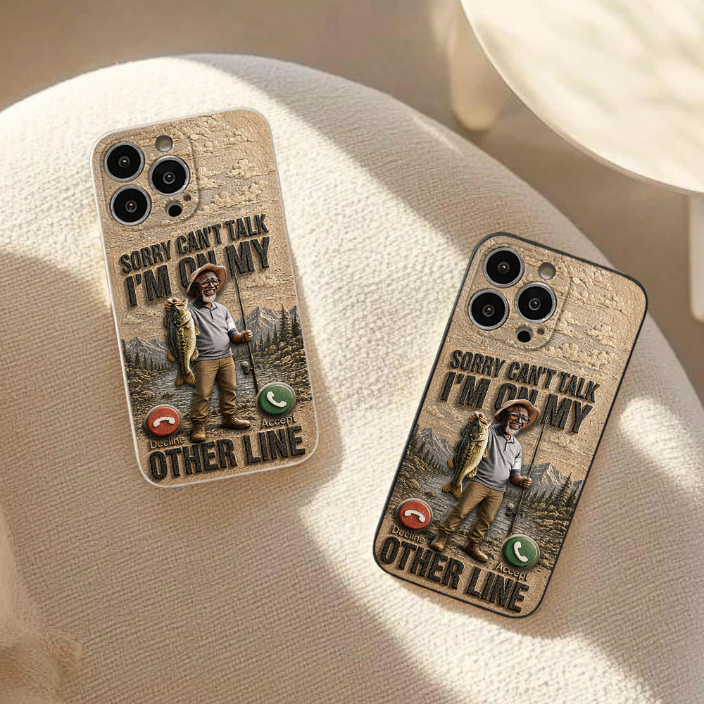 Ich bin an meiner anderen Leitung, Geschenk für Angelliebhaber - Personalisierte 3D-geprägte Leder-Handyhülle