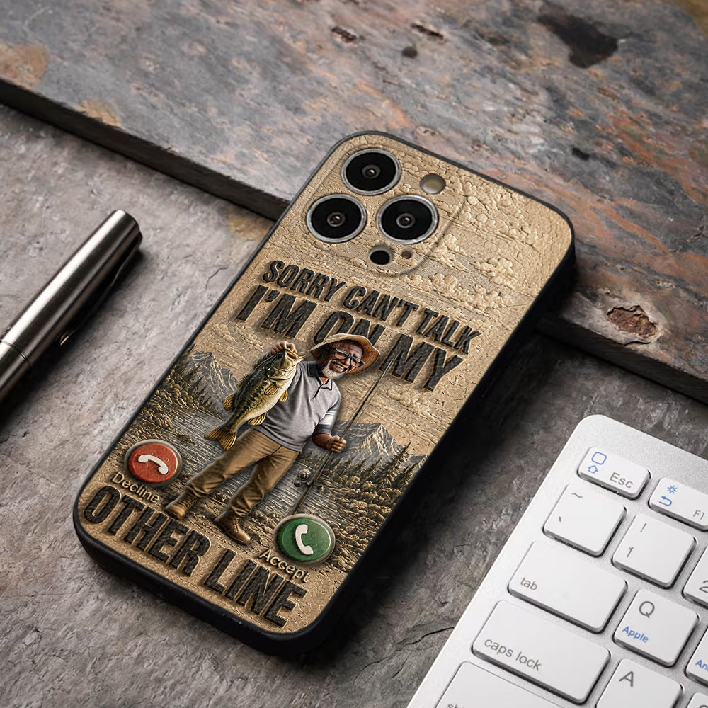 Ich bin an meiner anderen Leitung, Geschenk für Angelliebhaber - Personalisierte 3D-geprägte Leder-Handyhülle