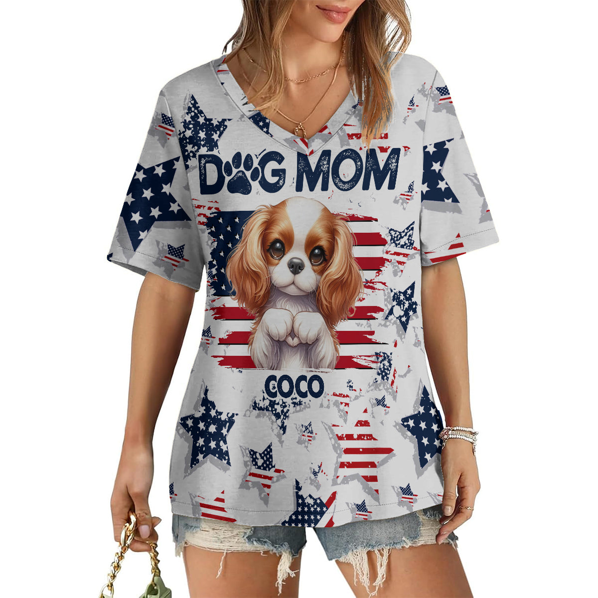 Patriot Dog Mom - Personalisiertes T-Shirt mit V-Ausschnitt und vollflächigem Hunde-Aufdruck