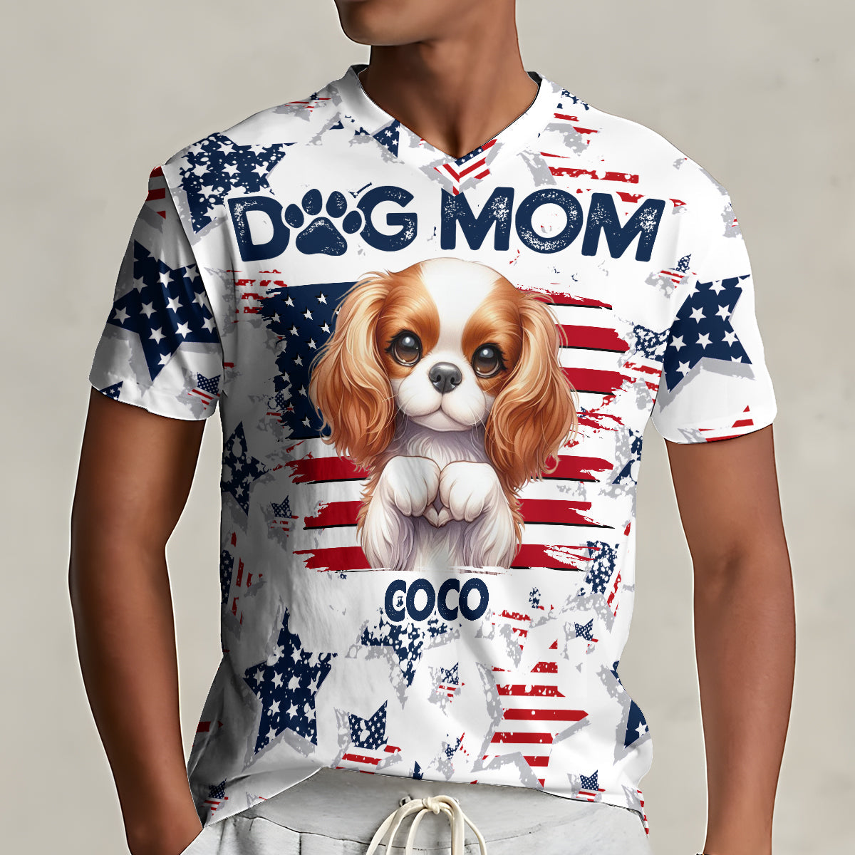 Patriot Dog Mom - Personalisiertes T-Shirt mit V-Ausschnitt und vollflächigem Hunde-Aufdruck