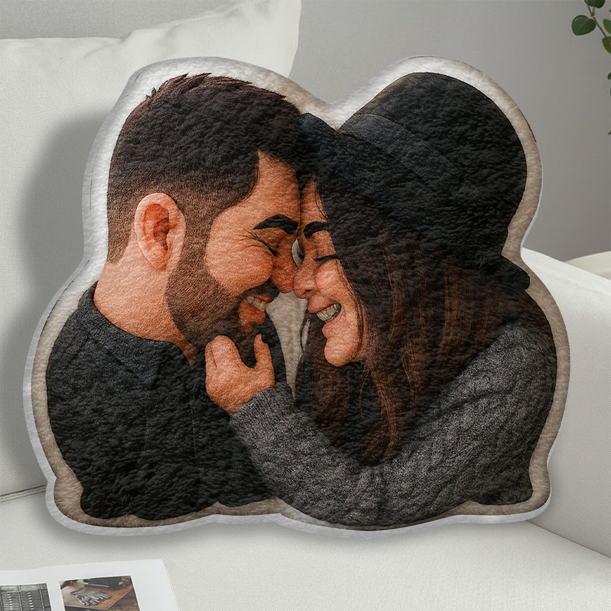 Lustiges Geschenk: Personalisiertes Kissen in Form eines Maskottchens im Cartoon-Stil