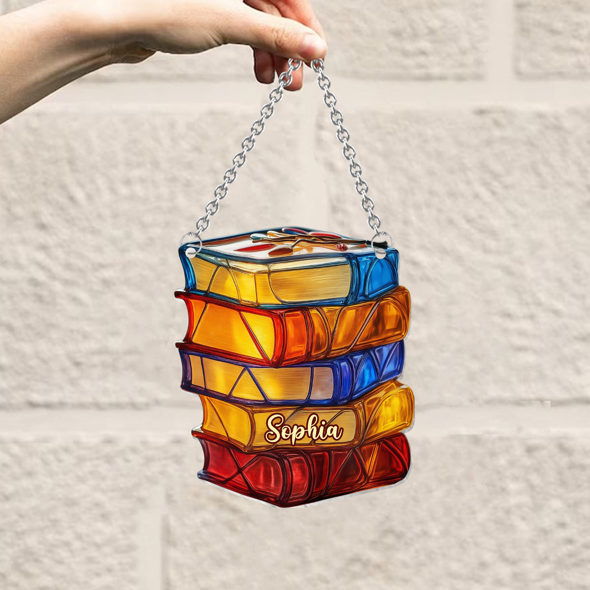 Gestapelte Bücher als Buntglas-Sonnenfänger – Personalisierter Fensterhänger aus Büchern