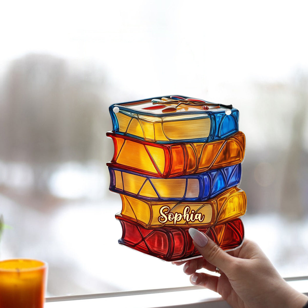Gestapelte Bücher als Buntglas-Sonnenfänger – Personalisierter Fensterhänger aus Büchern