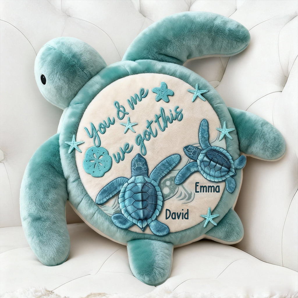 „Du und ich, wir schaffen das“ – personalisiertes Kissen in Schildkrötenform aus Kunstfell.