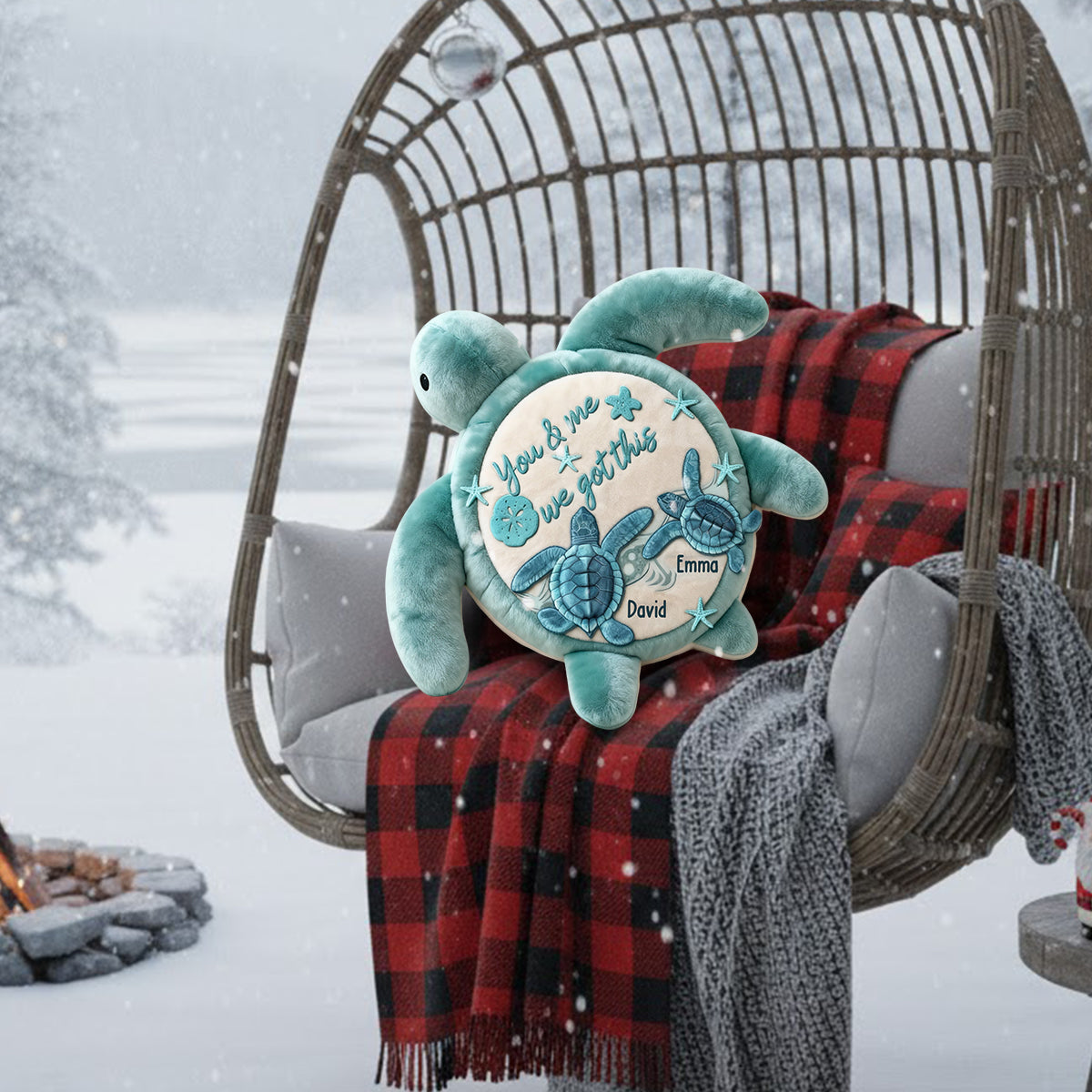 „Du und ich, wir schaffen das“ – personalisiertes Kissen in Schildkrötenform aus Kunstfell.