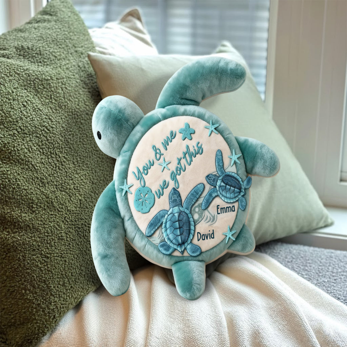 „Du und ich, wir schaffen das“ – personalisiertes Kissen in Schildkrötenform aus Kunstfell.