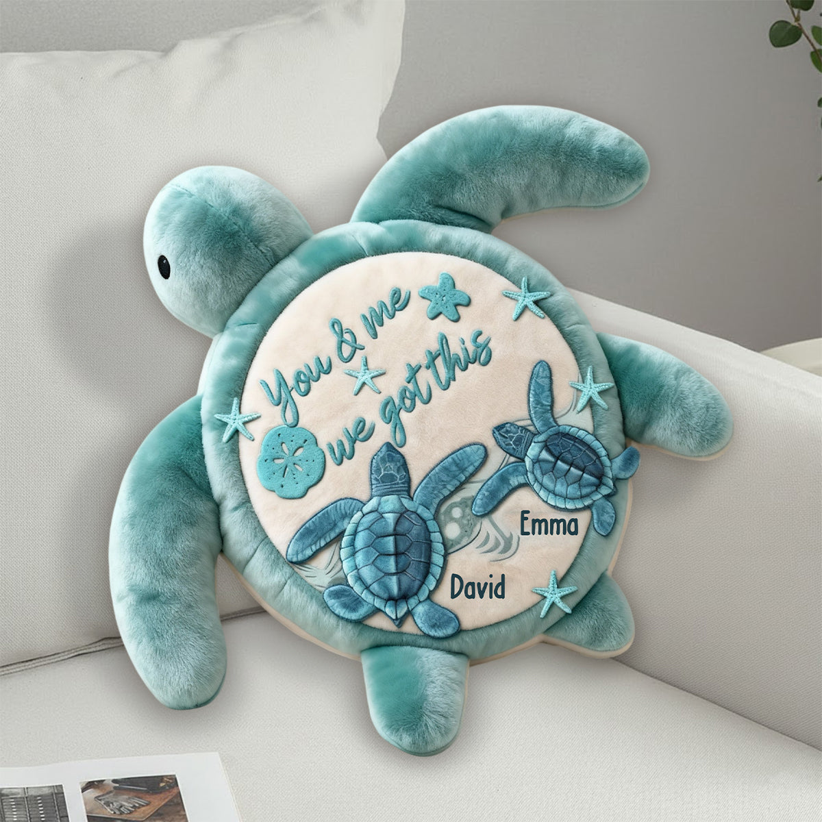 „Du und ich, wir schaffen das“ – personalisiertes Kissen in Schildkrötenform aus Kunstfell.