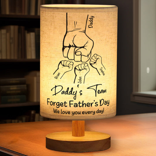 Daddy's Team – Personalisierte Tischlampe für Väter mit Holzfuß