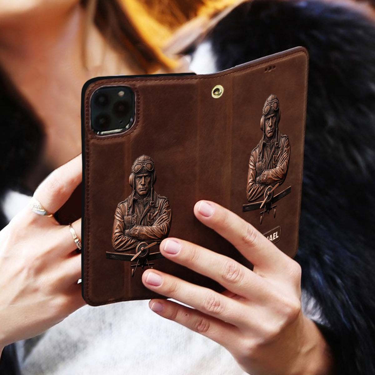 Der Himmel ist nicht die Grenze – Personalisierte Piloten-Handyhülle mit Tragegurt