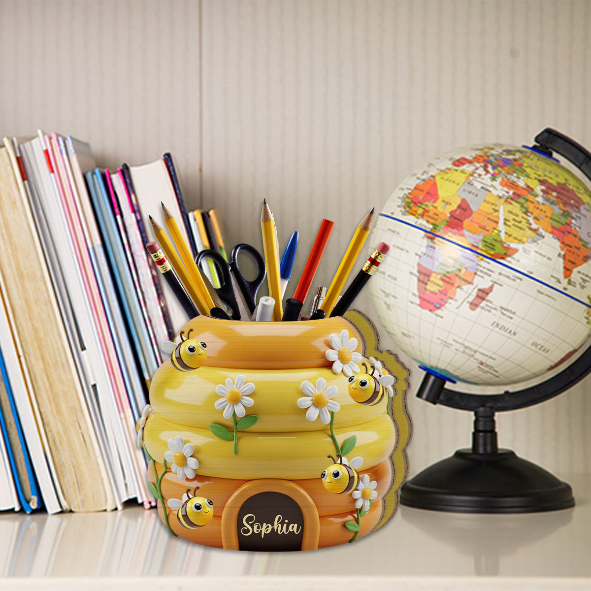 Niedlicher Bienenstock – personalisierter Stiftehalter aus Holz in Bienenform