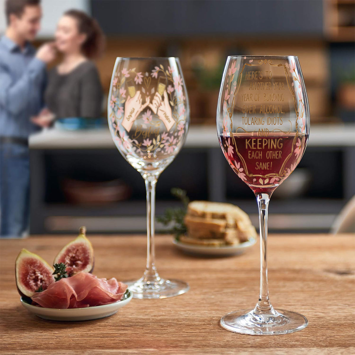 Beste Freundinnen – Ein weiteres Jahr zusammen – Personalisiertes Weinglas mit langem Stiel
