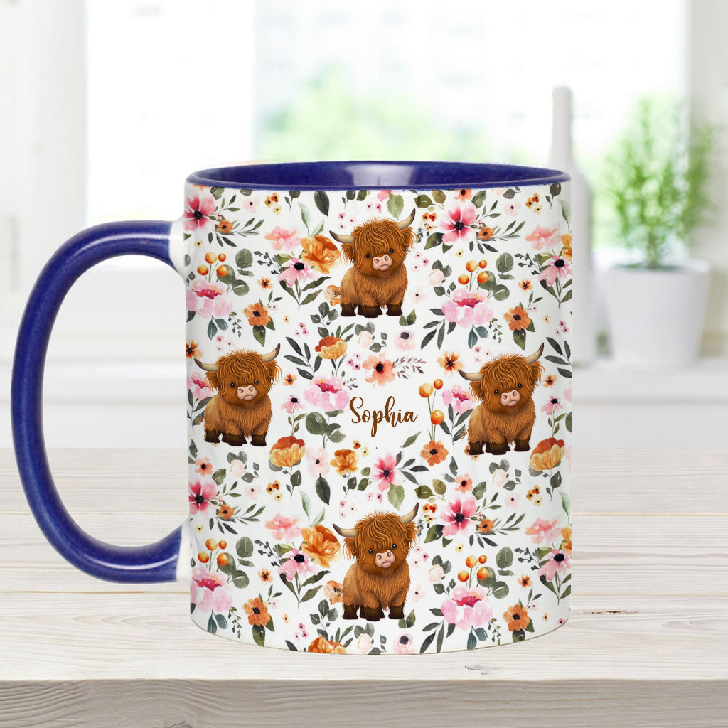 Personalisierte Tasse mit Hochlandrind-Motiv und Blumenmuster