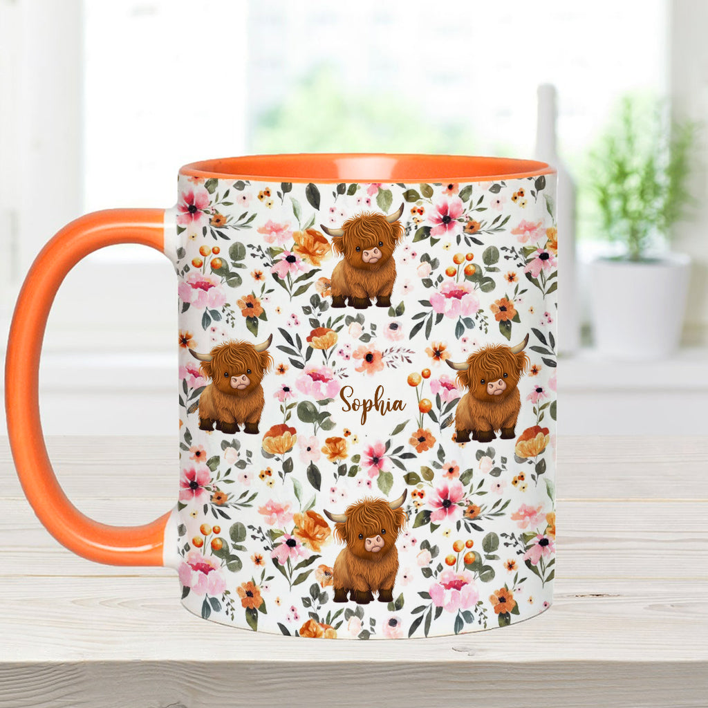 Personalisierte Tasse mit Hochlandrind-Motiv und Blumenmuster