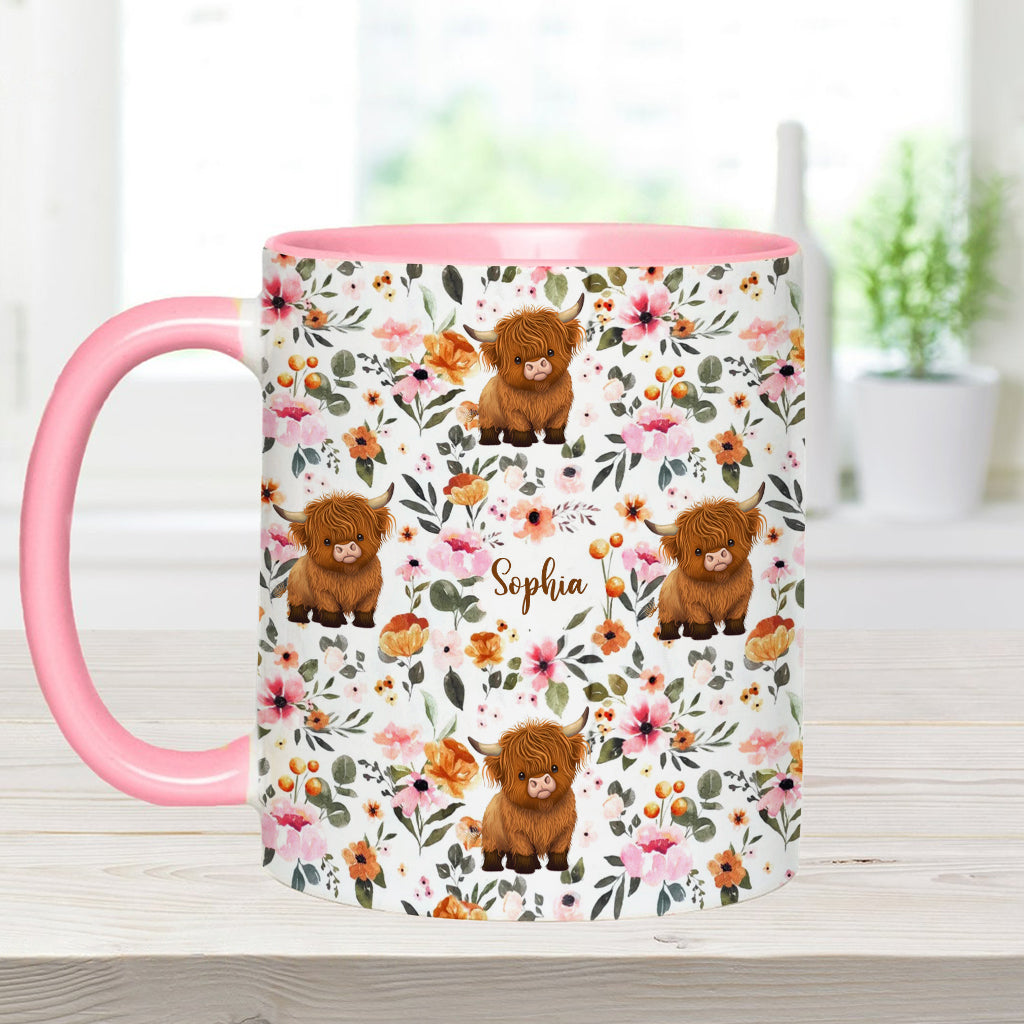 Personalisierte Tasse mit Hochlandrind-Motiv und Blumenmuster