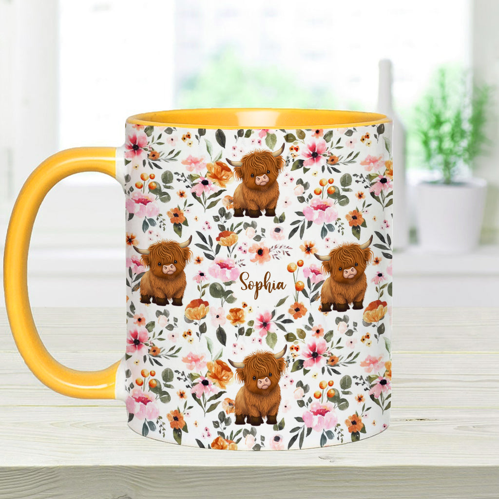 Personalisierte Tasse mit Hochlandrind-Motiv und Blumenmuster