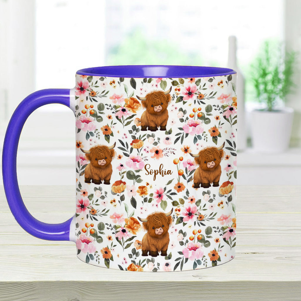 Personalisierte Tasse mit Hochlandrind-Motiv und Blumenmuster