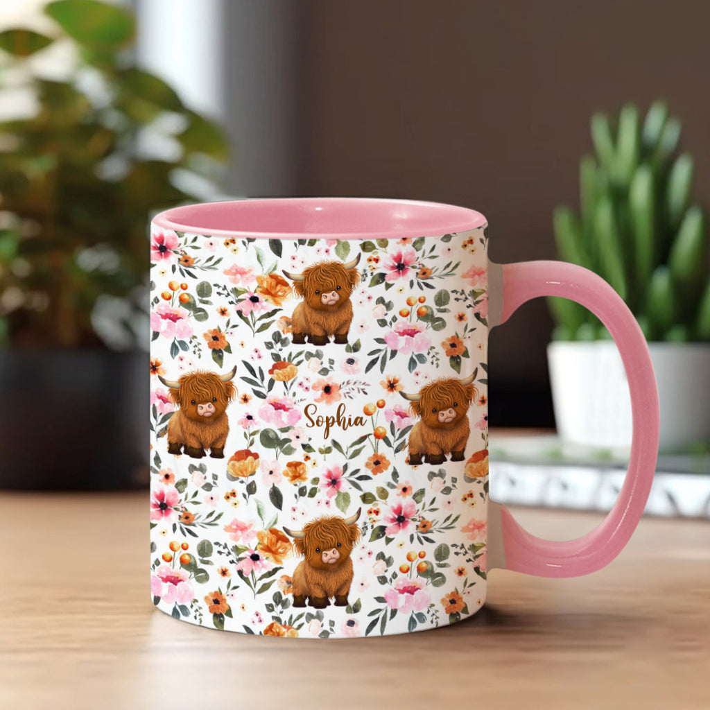 Personalisierte Tasse mit Hochlandrind-Motiv und Blumenmuster