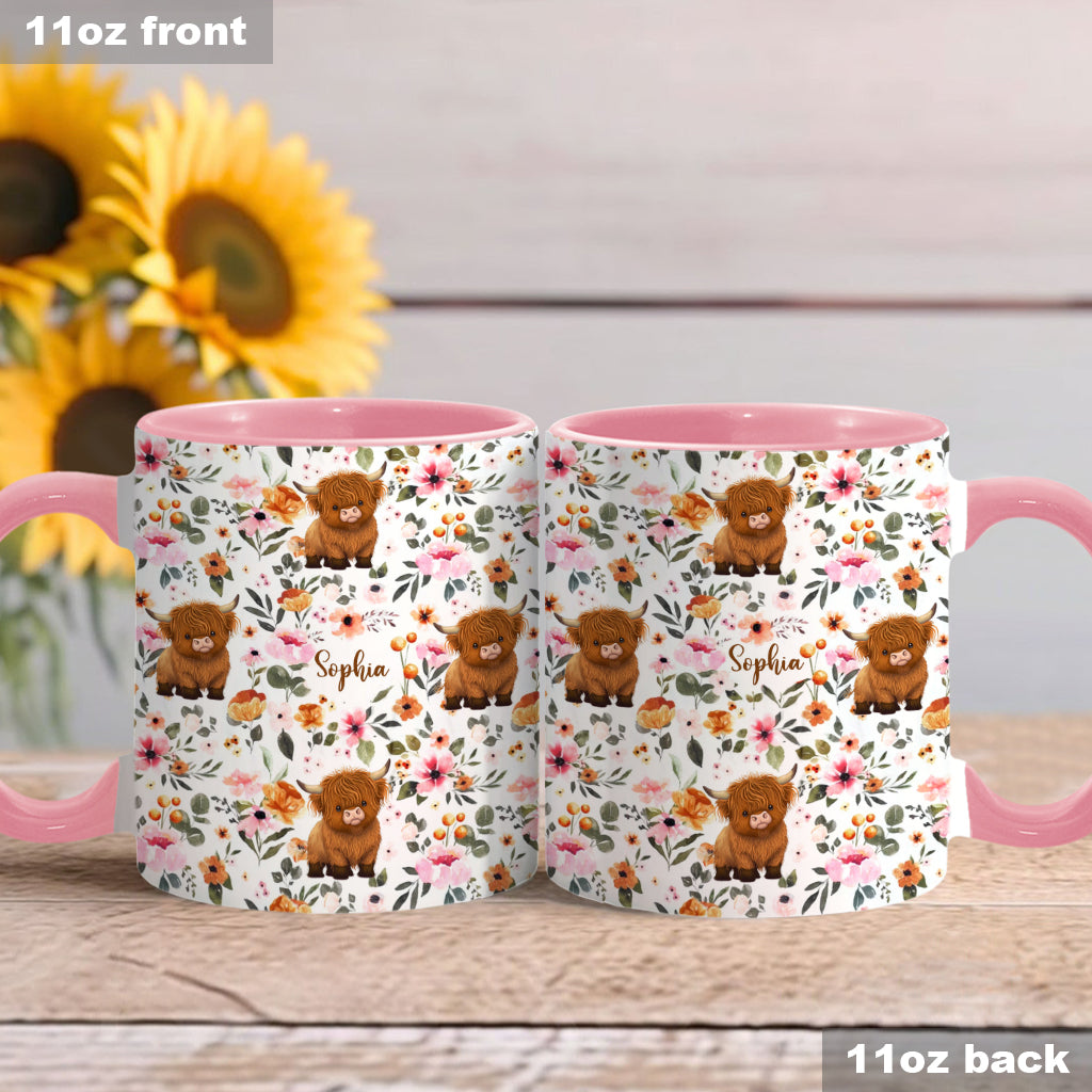 Personalisierte Tasse mit Hochlandrind-Motiv und Blumenmuster