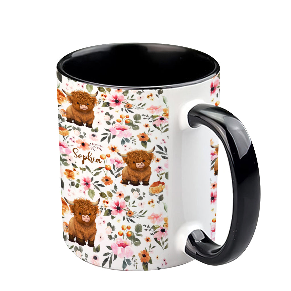 Personalisierte Tasse mit Hochlandrind-Motiv und Blumenmuster