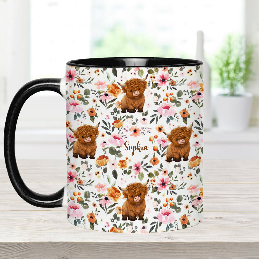 Personalisierte Tasse mit Hochlandrind-Motiv und Blumenmuster