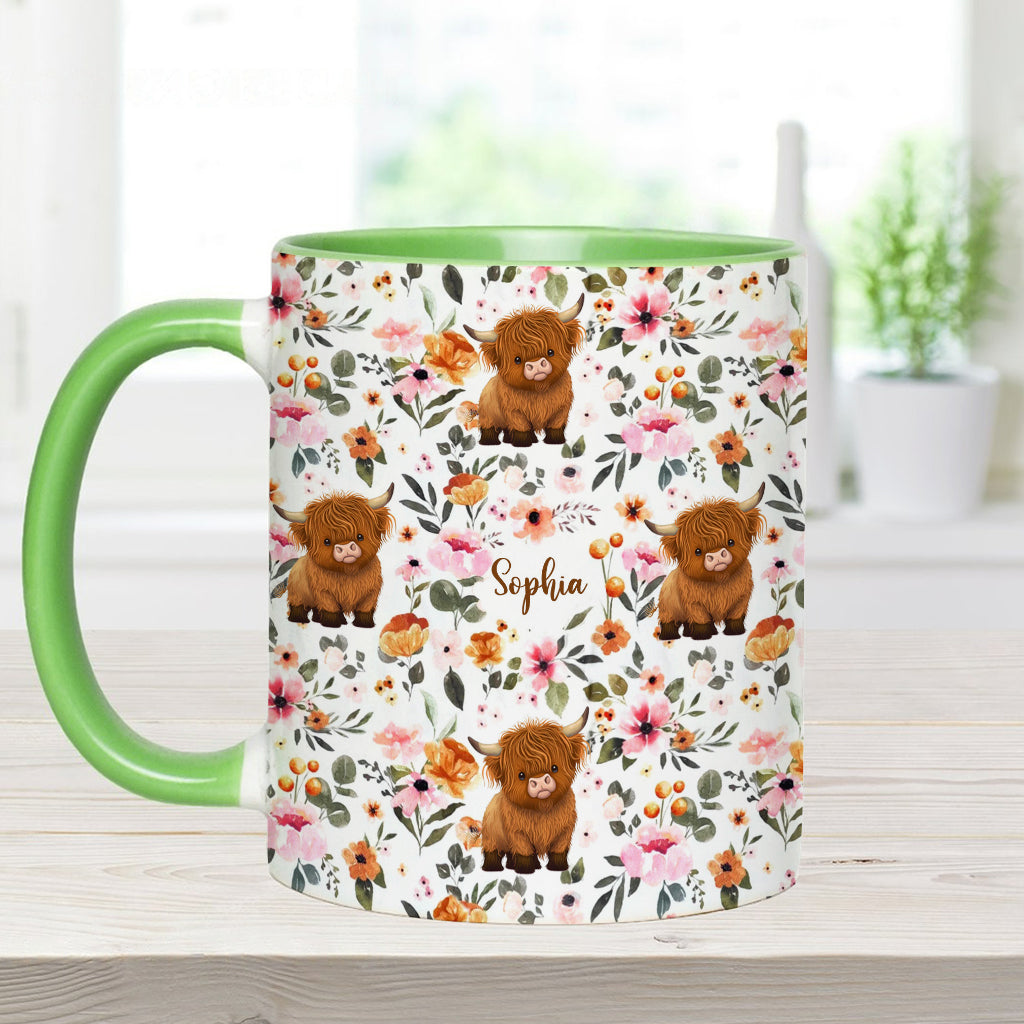 Personalisierte Tasse mit Hochlandrind-Motiv und Blumenmuster