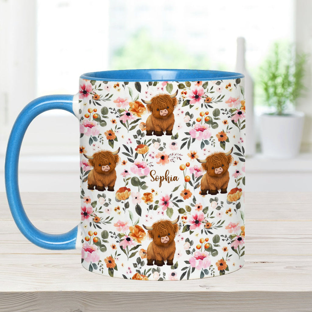 Personalisierte Tasse mit Hochlandrind-Motiv und Blumenmuster